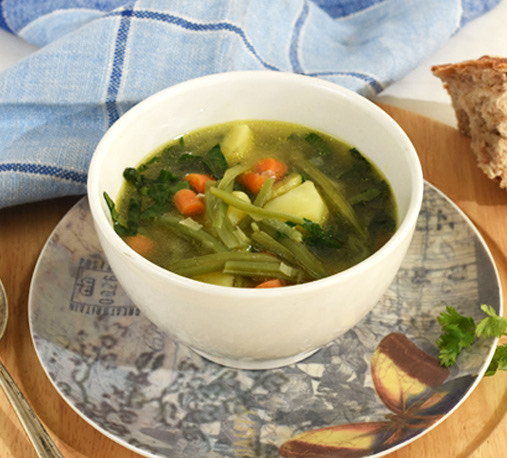 Sopa de verduras con toque de hierbas