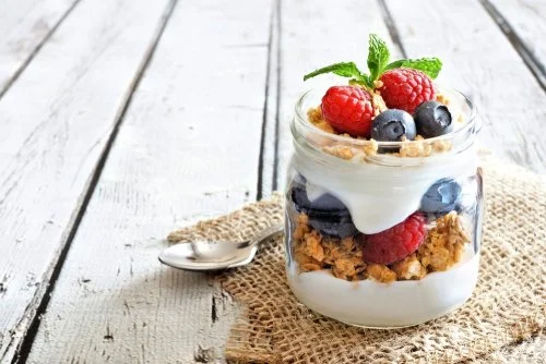 Desayuno nutritivo con yogur y frutas